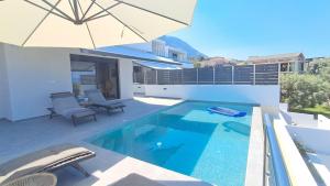 Central location for 6 or 8 guests, 3 bathrooms & private pool