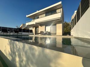 Central location for 6 or 8 guests, 3 bathrooms & private pool