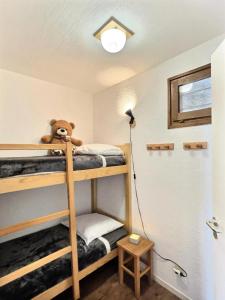 Résidence Le Chantelouve - Studio cabine avec mezzanine pour 5 personnes à Val dIsère à 300m du centre du village et 450m des pistes MAE-1805