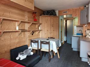 Résidence Armoise - Studio 3 personnes à Arc 1800 en centre station, proche des pistes et des commerces, dans le village des Villards MAE-1847