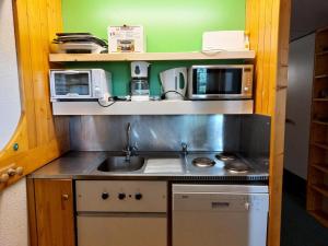 Résidence Lauzieres - Studio 5 personnes skis aux pieds et proche des commerces dans le village du Charvet à Arc 1800 MAE-1924