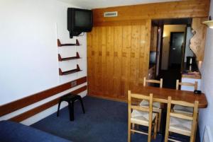 Résidence Belles Challes - Studio 4 personnes à Arc 1800 skis aux pieds et proche des commerces dans le village du Charvet MAE-1945