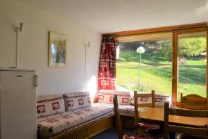 Résidence Lauzieres - Studio 5 personnes en rez-de-jardin skis aux pieds et proche des commerces dans le village du Charvet à Arc 1800 MAE-2065