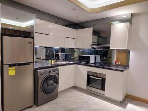 Executive 1br near airport & Malls