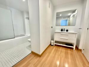 Contemplando la Catedral by Catedral Camino Suites