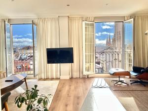 Contemplando la Catedral by Catedral Camino Suites