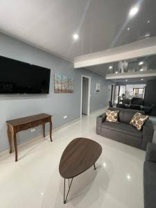 3 bed 2 bath 15 min from airport