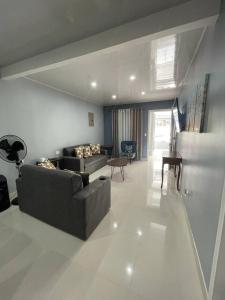 3 bed 2 bath 15 min from airport