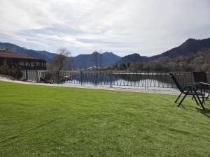 Къща за гости "Mirror Lake"