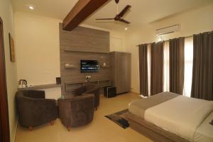 Hotel HSR & Tribe Skybar