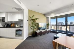 Central Brisbane Stay with Gym and Pool Access