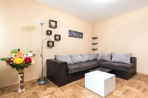 Downtown Varna Suite - Free Parking & Near Beach by ApartMAX