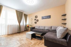 Downtown Varna Suite - Free Parking & Near Beach by ApartMAX