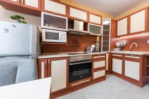 Downtown Varna Suite - Free Parking & Near Beach by ApartMAX