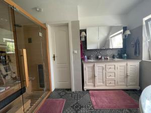 Wellness Oase mit Schwimmteich Whirlpool Sauna