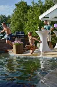 Wellness Oase mit Schwimmteich Whirlpool Sauna