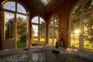 Wellness Oase mit Schwimmteich Whirlpool Sauna