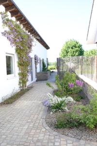 Wellness Oase mit Schwimmteich Whirlpool Sauna