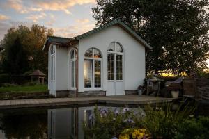 Wellness Oase mit Schwimmteich Whirlpool Sauna