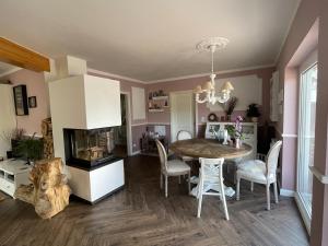 Wellness Oase mit Schwimmteich Whirlpool Sauna