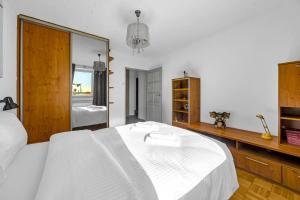 Warszawa Wileńska Skyline View Apartment by BookingHost