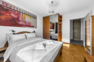 Warszawa Wileńska Skyline View Apartment by BookingHost