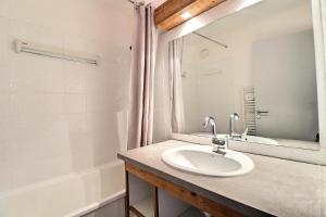 Résidence Grand Bois A - CONFORTABLE 2 PIECES + CABINE, SKIS AUX PIEDS ET PROCHE DES COMMERCES MAE-2004