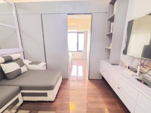 SkyExecutive Suite at Air Residences Makati Wifi Netflix I AIR 5155