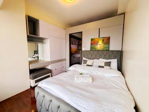 SkyExecutive Suite at Air Residences Makati Wifi Netflix I AIR 5155