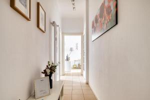 Just Urban Stays - Bright and modern flat with terrace