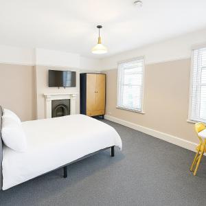 6-bed house only 1 mile to the racecourse!