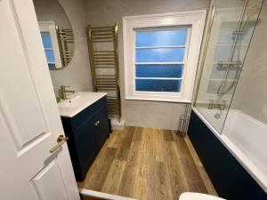 6-bed house only 1 mile to the racecourse!