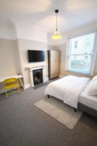 6-bed house only 1 mile to the racecourse!