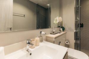 Chic 1BR Retreat in Zada Tower, Business Bay
