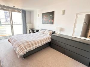 Spacious 2 Bedroom Apartment with River Thames View