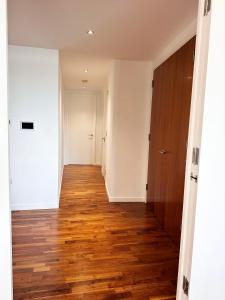 Spacious 2 Bedroom Apartment with River Thames View