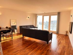 Spacious 2 Bedroom Apartment with River Thames View