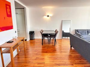 Spacious 2 Bedroom Apartment with River Thames View