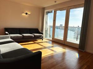 Spacious 2 Bedroom Apartment with River Thames View