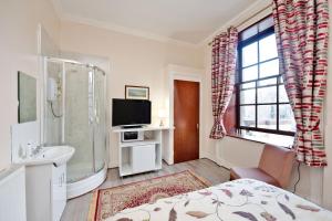 Grand Mansion 9 Beds Sleeps 17 Parking - Groups