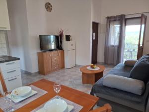 House Maslina 10 m from beach