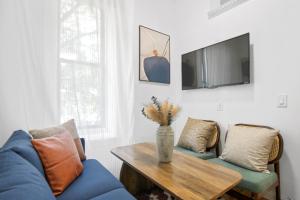 Classy 2BD Home in Manhattan