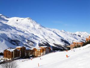 Résidence Le Sorbier - Appartement rénové · Départ et retour skis aux pieds · Vue sur les pistes MAE-1294