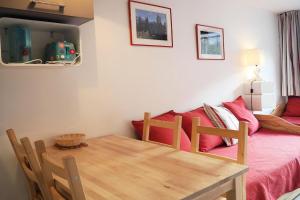 Résidence Boedette D - Appartement rénové · Départ et retour skis aux pieds · Balcon MAE-1214