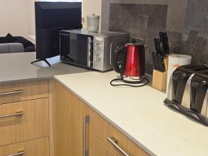 Chandos - 4 Bedroom House - 20 Mins to Centre