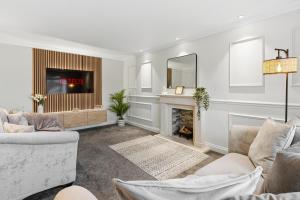 Ivy House 5 Bed 3 Bath w Games Room and Parking