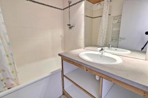 Résidence Grand Bois B - CONFORTABLE 2 PIECES, SKIS AUX PIEDS ET PROCHE DES COMMERCES MAE-3254