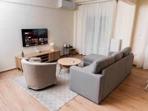 Spacious Executive Residence w Balcony, Workspace, Washer