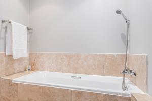 Seabreeze Retreat, Santorini, Ballito