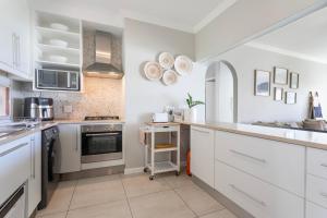 Seabreeze Retreat, Santorini, Ballito